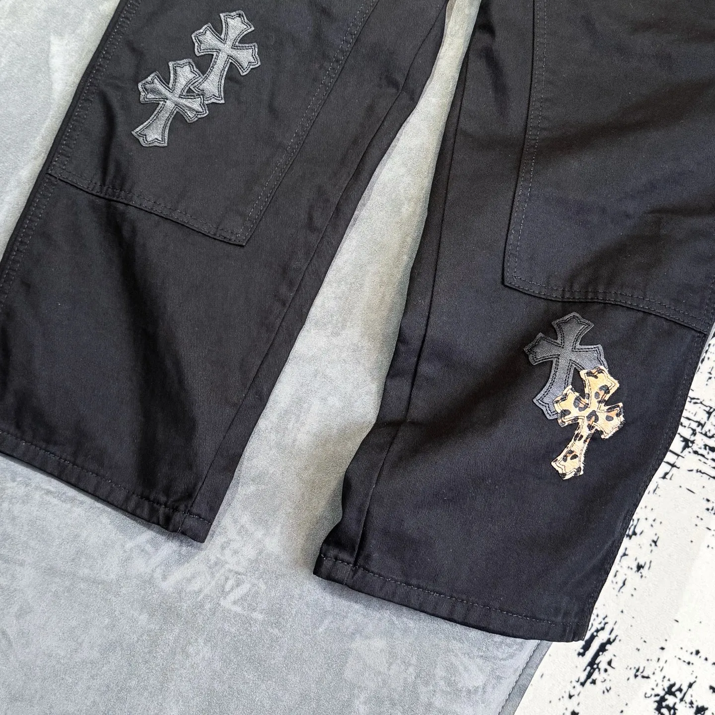 P270 Chrome Hearts Leopard Print Jeans with Black Leather and Wooden Leather Elements Washed Jeans Authentically Restore the Ultimate Vintage Texture Three-Dimensional Fit Loose and Comfortable Not Slimming Appearing Tall and Slim Made by Manufacturers Original Quality Control Same Style for Men and Women Can Be Matched with Couples Versatile Recommendations Must-Have Jeans for All Seasons Fashionistas Have Been Disappointed From the Quality Selection of Fabrics, Cutting of Details, and Matching of Patterns, Everything Is Impeccable! The upper body is so handsome when worn...it can be easily worn by men, women and children! The craftsmanship is made of heavy-duty washed pure cotton denim fabric. After washing, it is soft and thick and looks very stylish when worn. Color: black Size: 28 30 32 34 36